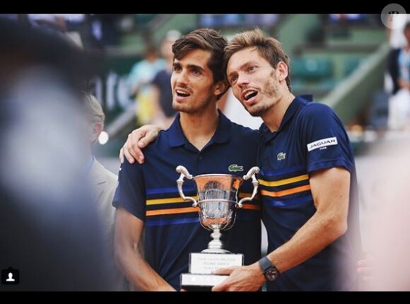 Pierre-Hugues Herbert et Nicolas Mahut après leur victoire lors du double messieurs à Roland Garros le 9 juin 2018.