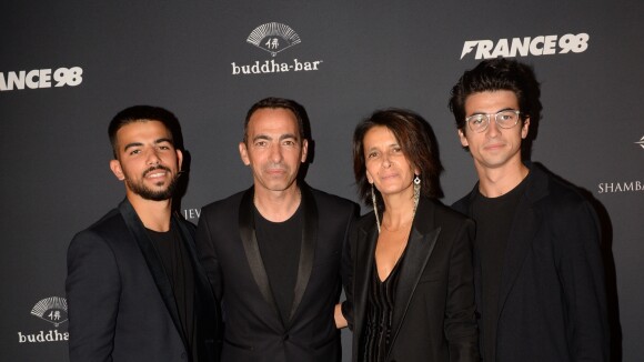 Youri Djorkaeff avec sa femme et ses enfants, prêt pour le match de légende