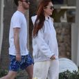 Lindsay Lohan semble très proche d'un jeune homme inconnu lors de son séjour sur l'île de Mykonos le 12 juin 2018.