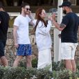 Lindsay Lohan semble très proche d'un jeune homme inconnu lors de son séjour sur l'île de Mykonos le 12 juin 2018.