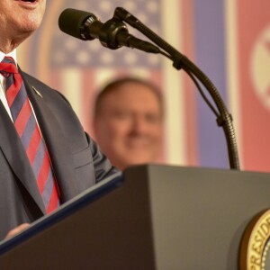 Donald Trump parle aux employés et familles de l'ambassade des USA à Singapour le 11 juin 2018.