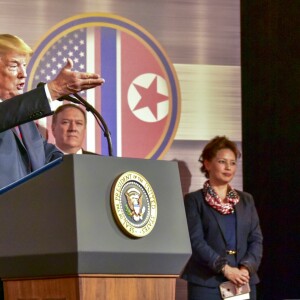 Donald Trump parle aux employés et familles de l'ambassade des USA à Singapour le 11 juin 2018.
