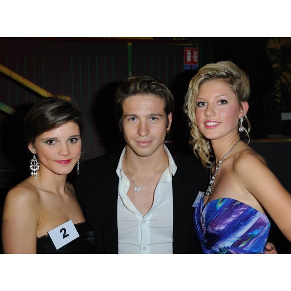 Mickaël Vendetta et de charmantes demoiselles lors de l'élection de Miss Nationale 2012 à Pau Brasil à Paris, le 18 décembre 2011
