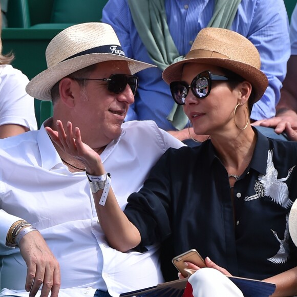 Cristina Cordula et son compagnon Frédéric Cassin assistent à la victoire de N. Djokovic sur G. Simon lors du Monte Carlo Rolex Masters 2017 sur le court Rainier III du Monte Carlo Country Club à Roquebrune-Cap-Martin, le 18 avril 2017.