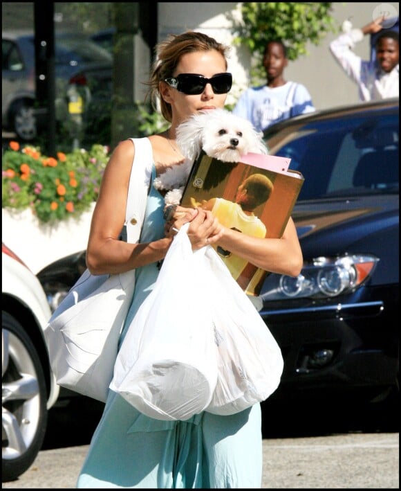 Eva Longoria avec son chien dans les rues de Beverly Hills, le 10 juin 2006.
