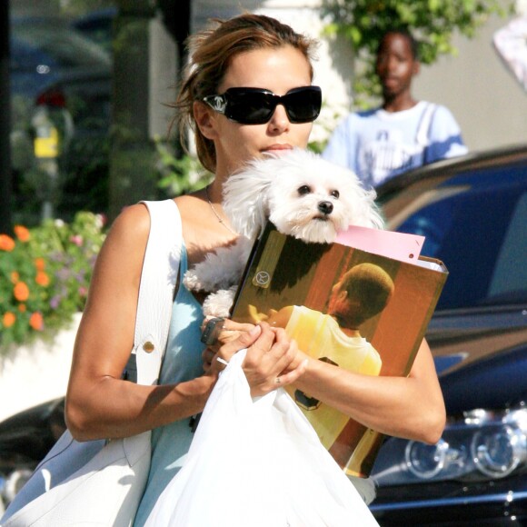 Eva Longoria avec son chien dans les rues de Beverly Hills, le 10 juin 2006.