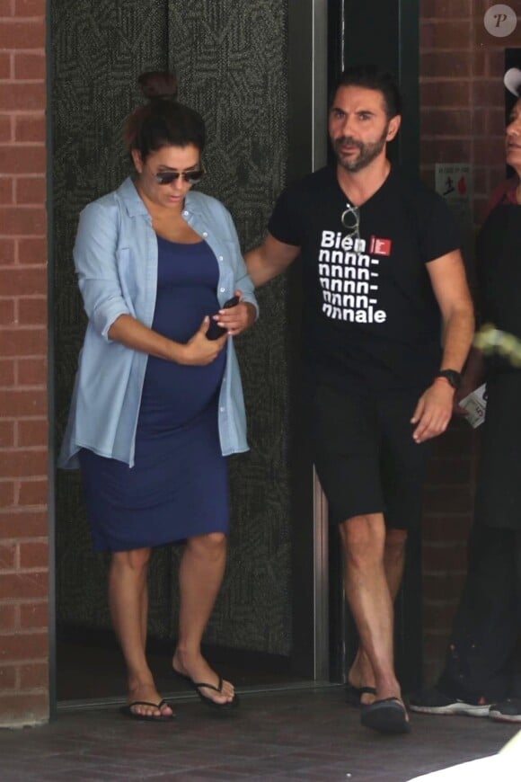 Exclusif - Eva Longoria (enceinte) et son mari Jose Baston quittent un cabinet médical, après être allés faire un check-up général, à Beverly Hills. Le 14 juin 2018.