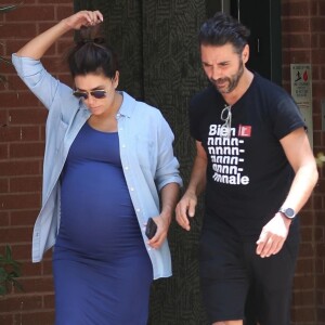 Exclusif - Eva Longoria (enceinte) et son mari Jose Baston quittent un cabinet médical, après être allés faire un check-up général, à Beverly Hills. Le 14 juin 2018.