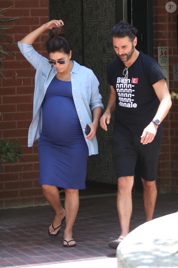 Exclusif - Eva Longoria (enceinte) et son mari Jose Baston quittent un cabinet médical, après être allés faire un check-up général, à Beverly Hills. Le 14 juin 2018.