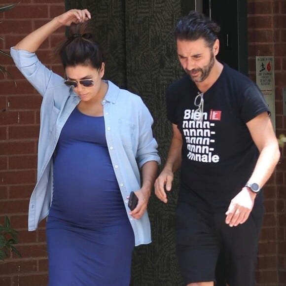 Exclusif - Eva Longoria (enceinte) et son mari Jose Baston quittent un cabinet médical, après être allés faire un check-up général, à Beverly Hills. Le 14 juin 2018.