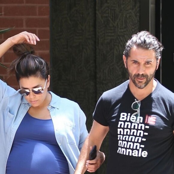 Exclusif - Eva Longoria (enceinte) et son mari Jose Baston quittent un cabinet médical, après être allés faire un check-up général, à Beverly Hills. Le 14 juin 2018.