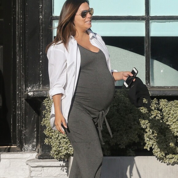 Exclusif - Eva Longoria, enceinte, se rend au salon de coiffure "Ken Paves Salon", en compagnie de sa mère Ella Eva Mireles et son mari Jose Baston, à Los Angeles, le 12 juin 2018.