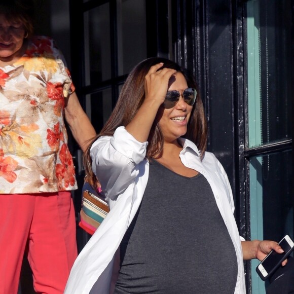 Exclusif - Eva Longoria, enceinte, se rend au salon de coiffure "Ken Paves Salon", en compagnie de sa mère Ella Eva Mireles et son mari Jose Baston, à Los Angeles, le 12 juin 2018.