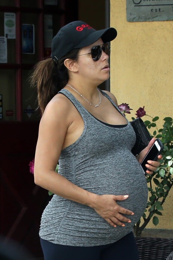 Exclusif - Eva Longoria très enceinte est allée se balader avec son mari José Baston à Studio City, le 4 juin 2018.