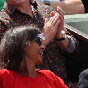 Stéphane Plaza et Karine Le Marchand plaisantent et s'amusent à Roland Garros - People dans les tribunes lors des internationaux de tennis de Roland Garros à Paris le 4 juin 2018.