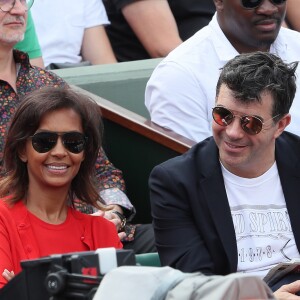 Stéphane Plaza et Karine Le Marchand plaisantent et s'amusent à Roland Garros - People dans les tribunes lors des internationaux de tennis de Roland Garros à Paris le 4 juin 2018.