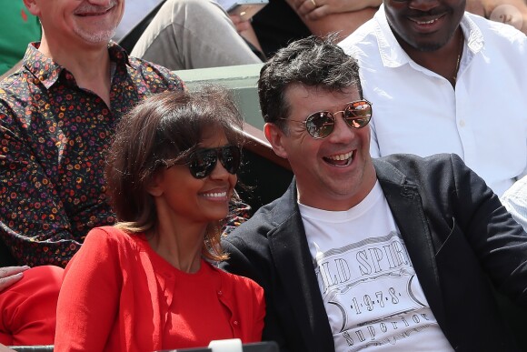 Stéphane Plaza et Karine Le Marchand plaisantent et s'amusent à Roland Garros - People dans les tribunes lors des internationaux de tennis de Roland Garros à Paris le 4 juin 2018.
