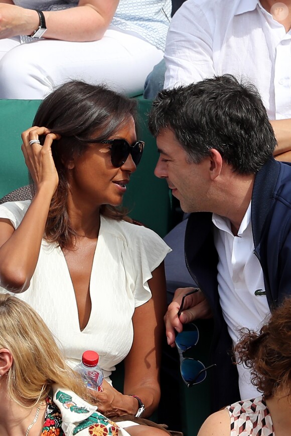 Karine Le Marchand très complice de Stéphane Plaza - Les célébrités dans les tribunes lors des internationaux de France de Roland-Garros à Paris, le 4 juin 2017. © Dominique Jacovides-Cyril Moreau/Bestimage