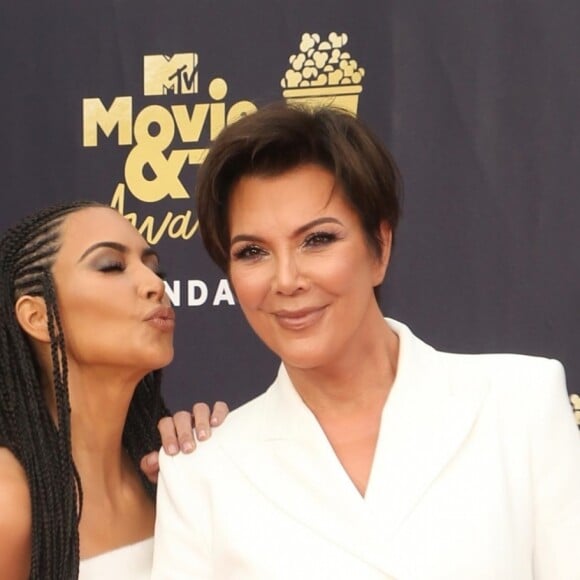 Kim Kardashian West et sa mère Kris Jenner - Les célébrités posent lors du photocall de la soirée des "MTV Movie And TV Awards" à Santa Monica le 16 juin 2018.