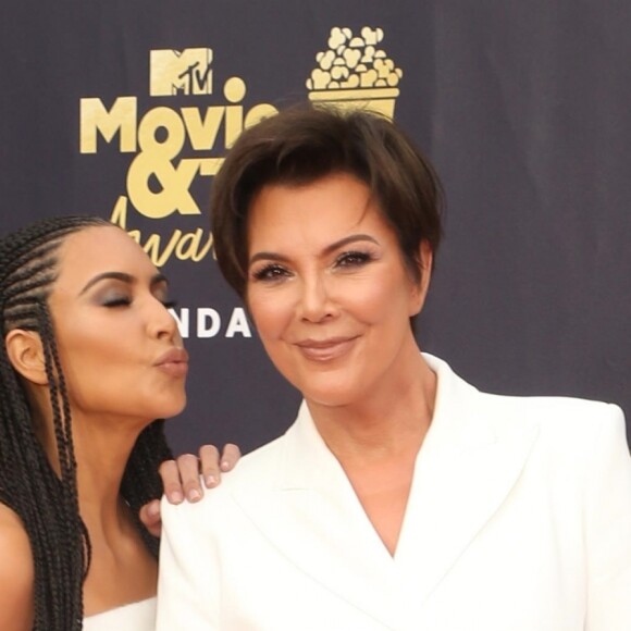 Kim Kardashian West et sa mère Kris Jenner - Les célébrités posent lors du photocall de la soirée des "MTV Movie And TV Awards" à Santa Monica le 16 juin 2018.