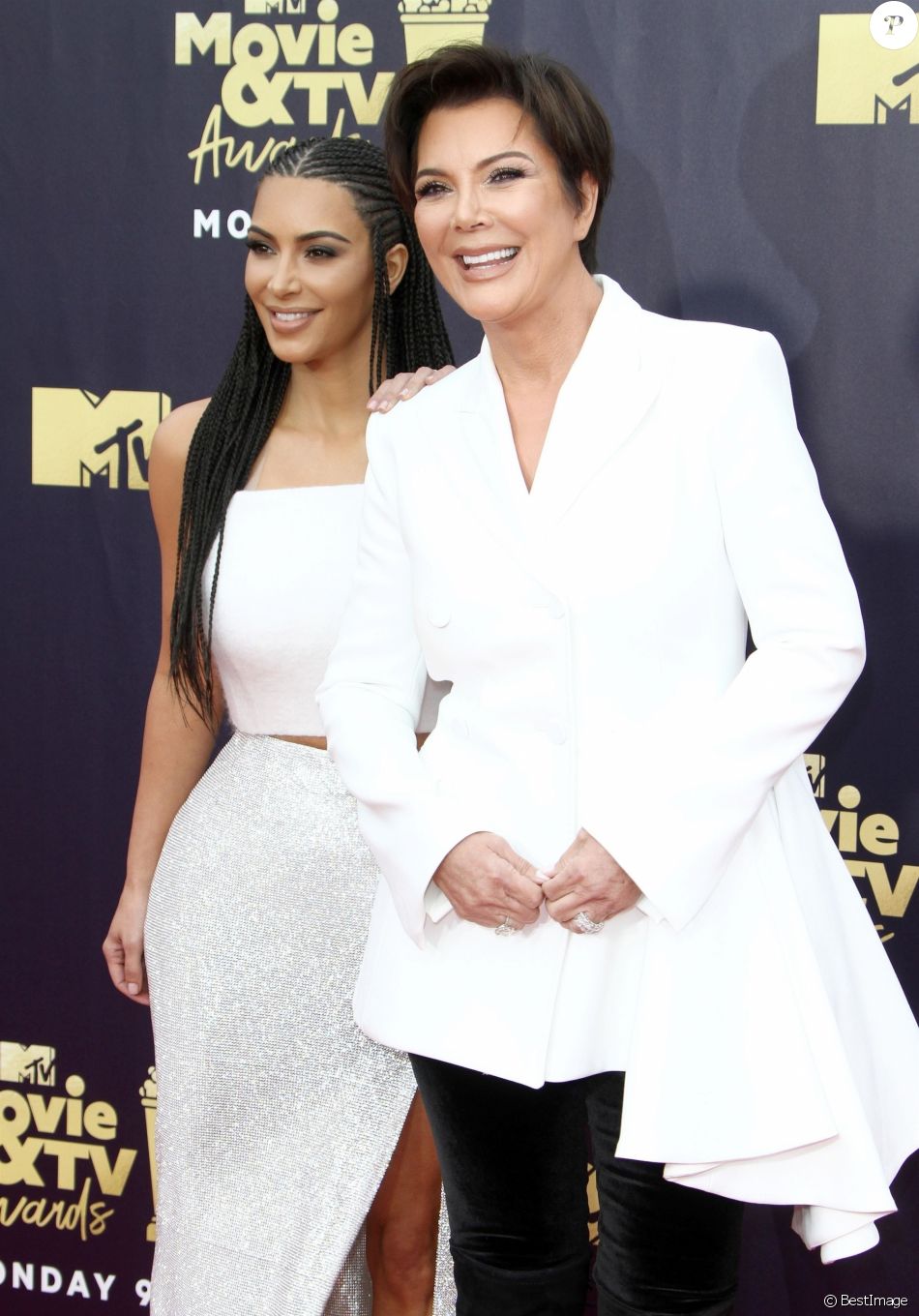 Kim Kardashian et sa mère Kris Jenner - Les célébrités posent lors du