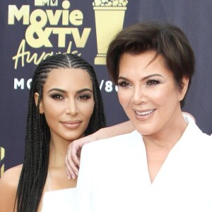 Kim Kardashian et sa mère Kris Jenner - Les célébrités posent lors du photocall de la soirée des "MTV Movie And TV Awards" à Santa Monica le 16 juin 2018.