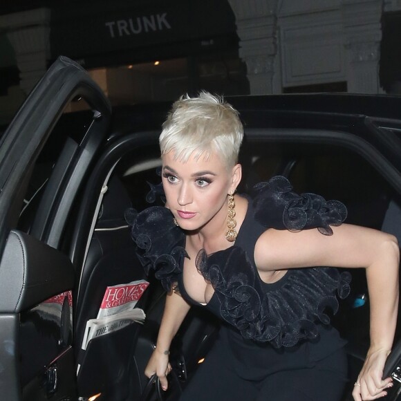 Orlando Bloom et sa compagne Katy Perry arrivent ensemble et main dans la main au "Chiltern Firehouse" à Londres le 16 juin 2018.