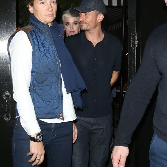 Orlando Bloom et sa compagne Katy Perry arrivent ensemble et main dans la main au "Chiltern Firehouse" à Londres le 16 juin 2018.