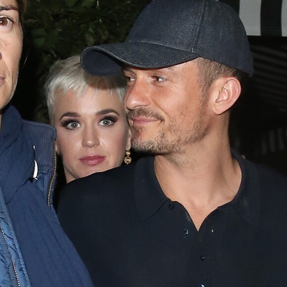 Orlando Bloom et sa compagne Katy Perry arrivent ensemble et main dans la main au "Chiltern Firehouse" à Londres le 16 juin 2018.