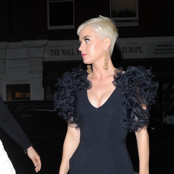 Orlando Bloom et sa compagne Katy Perry arrivent ensemble et main dans la main au "Chiltern Firehouse" à Londres le 16 juin 2018.