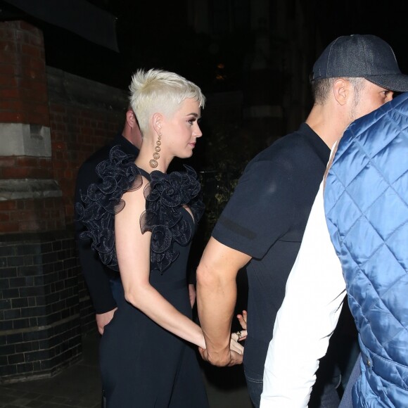 Orlando Bloom et sa compagne Katy Perry arrivent ensemble et main dans la main au "Chiltern Firehouse" à Londres le 16 juin 2018.