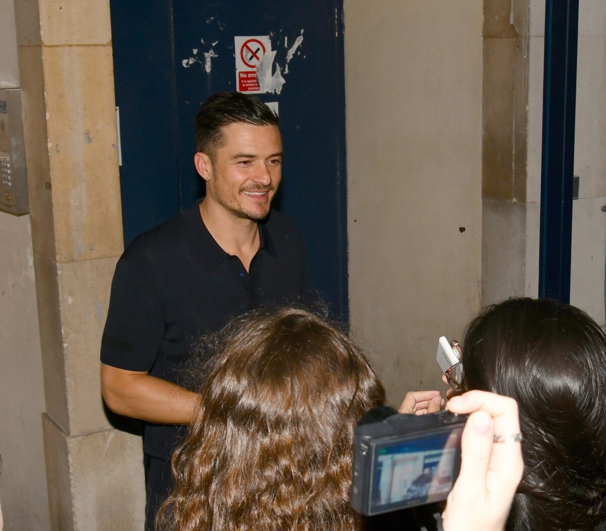 Photo Orlando Bloom signe des autographes après la représentation de