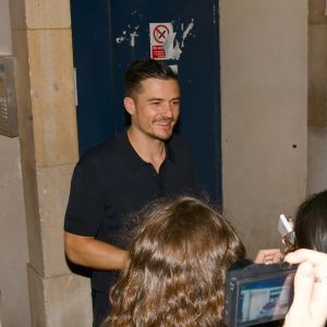 Orlando Bloom signe des autographes après la représentation de "Killer Joe" au Trafalgar Studio One à Londres le 16 juin 2018.