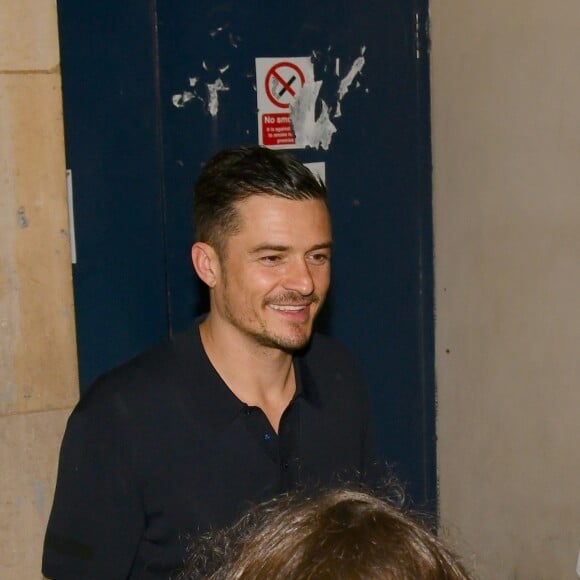 Orlando Bloom signe des autographes après la représentation de "Killer Joe" au Trafalgar Studio One à Londres le 16 juin 2018.