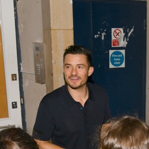 Orlando Bloom signe des autographes après la représentation de "Killer Joe" au Trafalgar Studio One à Londres le 16 juin 2018.