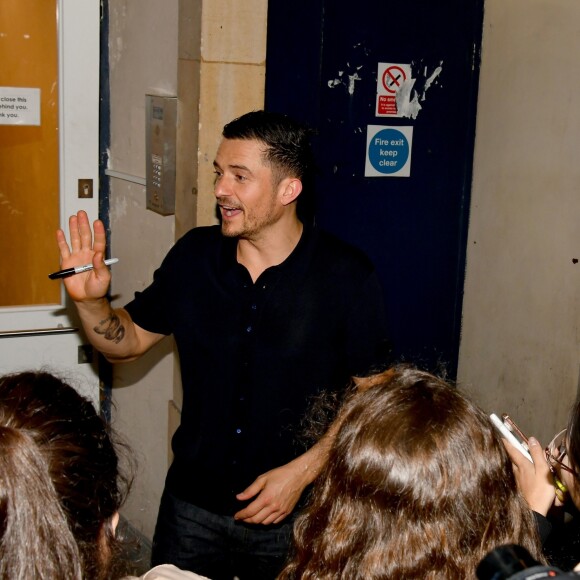 Orlando Bloom signe des autographes après la représentation de "Killer Joe" au Trafalgar Studio One à Londres le 16 juin 2018.