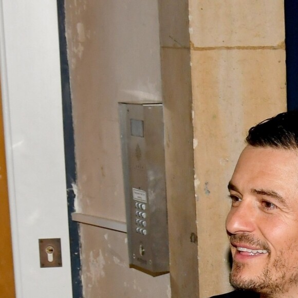 Orlando Bloom signe des autographes après la représentation de "Killer Joe" au Trafalgar Studio One à Londres le 16 juin 2018.