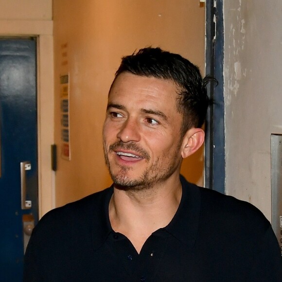 Orlando Bloom signe des autographes après la représentation de "Killer Joe" au Trafalgar Studio One à Londres le 16 juin 2018.