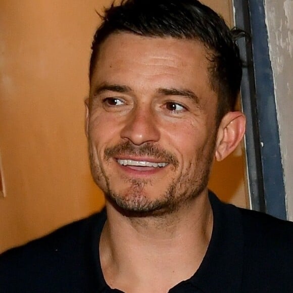 Orlando Bloom signe des autographes après la représentation de "Killer Joe" au Trafalgar Studio One à Londres le 16 juin 2018.