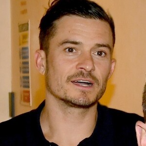 Orlando Bloom signe des autographes après la représentation de "Killer Joe" au Trafalgar Studio One à Londres le 16 juin 2018.