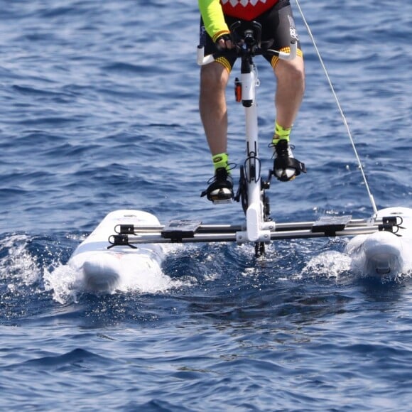 Le prince Albert II de Monaco lors du Water Bike Challenge, au profit de la Fondation princesse Charlene de Monaco au départ du Yacht Club de Monaco le 17 juin 2018. © Bruno Bebert / Bestimage