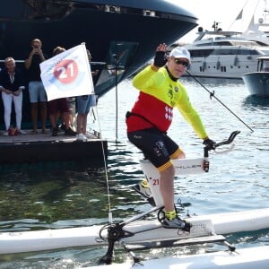 Le prince Albert II de Monaco lors du Water Bike Challenge, au profit de la Fondation princesse Charlene de Monaco au départ du Yacht Club de Monaco le 17 juin 2018. © Bruno Bebert / Bestimage