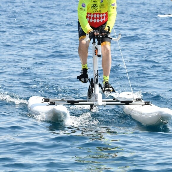 Le prince Albert II de Monaco lors du Water Bike Challenge, au profit de la Fondation princesse Charlene de Monaco au départ du Yacht Club de Monaco le 17 juin 2018. © Bruno Bebert / Bestimage