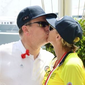 L'équipe de la princesse Charlene a remporté cette édition du Waterbike Challenge - Le prince Albert II de Monaco embrasse la princesse Charlene lors du Water Bike Challenge, au profit de la Fondation princesse Charlene de Monaco au départ du Yacht Club de Monaco le 17 juin 2018. © Bruno Bebert / Bestimage