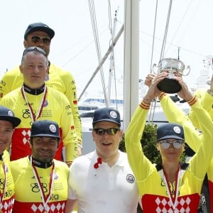 L'équipe de la princesse Charlene a remporté cette édition du Waterbike Challenge - Le podium le prince Albert II de Monaco remet la coupe à l'équipe Serenity de La princesse Charlene de Monaco vainqueur de l'épreuve avec Mark Webber, Terence Parkin, Christophe Dominici et David Tanner lors du Water Bike Challenge, au profit de la Fondation princesse Charlene de Monaco au départ du Yacht Club de Monaco le 17 juin 2018. © Jean-François Ottonello / Nice Matin / Bestimage