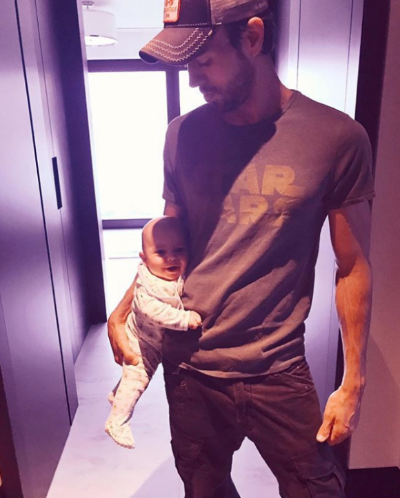 Enrique Iglesias et l'un de ses bébés - Instagram, 01 mai 2018