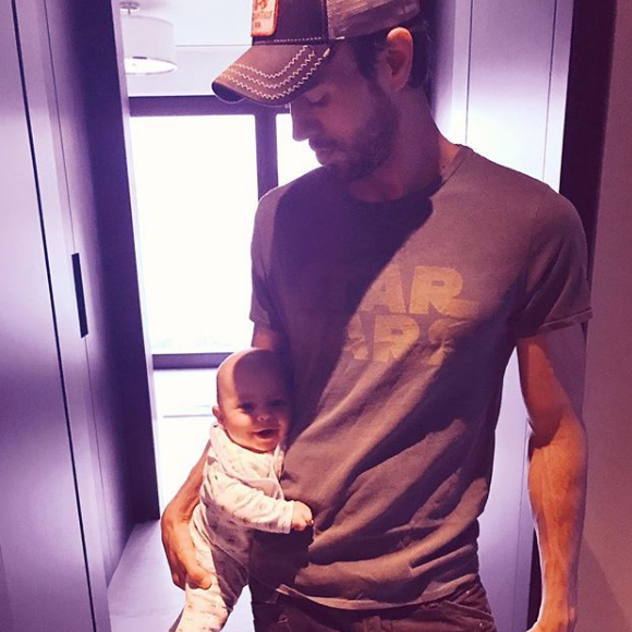 Enrique Iglesias et l'un de ses bébés - Instagram, 01 mai 2018