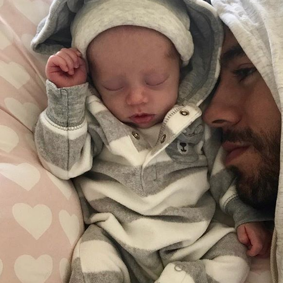 Enrique Iglesias et l'un de ses bébés - Instagram, 16 janvier 2018