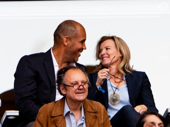 Exclusif - Valérie Trierweiler et son nouveau compagnon Romain Magellan (ex-star du rugby) s'embrassent dans les tribunes de la finale du Top 14 français entre Montpellier et Castres au Stade de France à Paris, le 2 juin 2018. © Pierre Perusseau/Bestimage