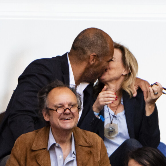 Exclusif - Valérie Trierweiler et son nouveau compagnon Romain Magellan (ex-star du rugby) s'embrassent dans les tribunes de la finale du Top 14 français entre Montpellier et Castres au Stade de France à Paris, le 2 juin 2018. © Pierre Perusseau/Bestimage